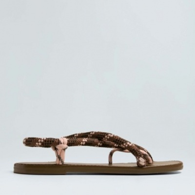 Sandália plana castanha com tiras em padrão castanho e rosa claro