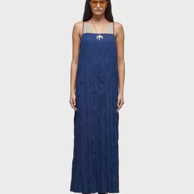 Vestido comprido azul com alças finas e padrões texturizados