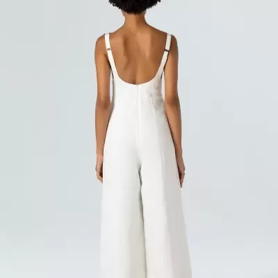 Macacão branco de tecido liso com alças ajustáveis e decote profundo nas costas