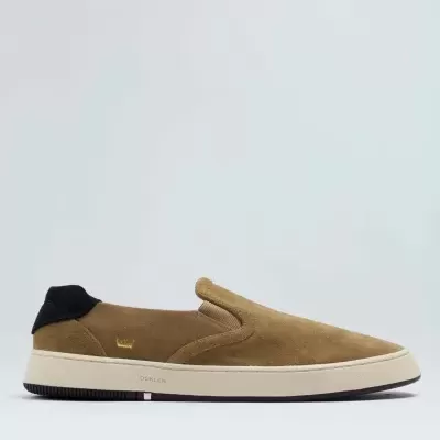 Ténis slip-on castanho com sola branca e detalhe preto no calcanhar
