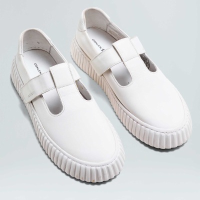 Par de sapatos brancos de senhora em couro com sola grossa e ranhuras