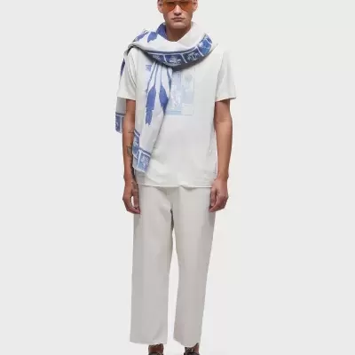 Homem com roupa branca e lenço azul e branco