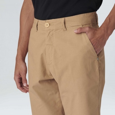 Calções de sarja castanha clara com botão à frente e bolsos laterais