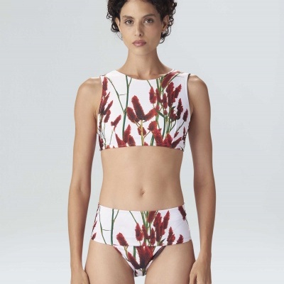 Biquíni de duas peças branco com estampa floral vermelha e verde, top cropped e cueca cintura alta