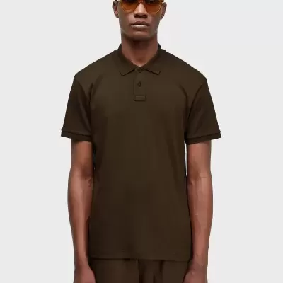 Homem com camisa polo castanha e óculos de sol amarelos
