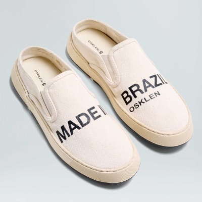 Ténis slip-on bege com texto preto MADE BRAZIL OSKLEN