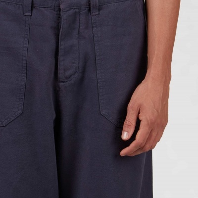 Calças largas azul escuro com bolsos frontais e botão prateado