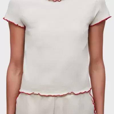 Top creme de manga curta com acabamento ondulado vermelho