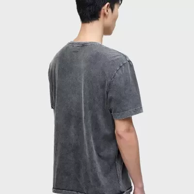 T-shirt cinzenta escura masculina vista de costas