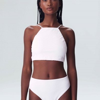 Fato de banho feminino branco de duas peças com textura ondulada