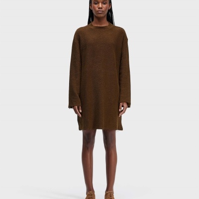 Vestido castanho oversize com gola redonda, sapatos de couro castanhos, fundo branco