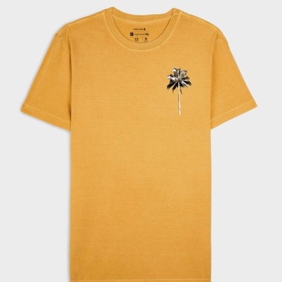T-shirt amarela com estampa de palmeira preta e branca no peito esquerdo