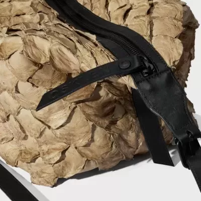 Mala bege com textura de folhas e fecho preto