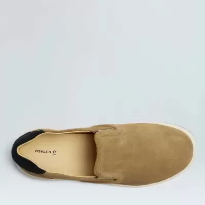 Tênis slip-on castanho com detalhe preto e sola branca