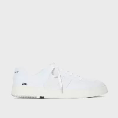 Ténis branco em pele com sola branca e detalhes em texto preto