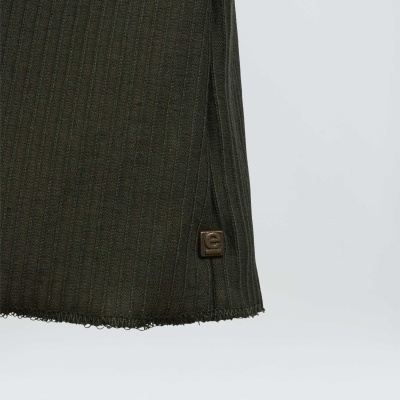 T-shirt verde-escura de malha riscada com etiqueta c em relevo na bainha