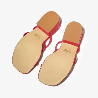 Sapatos rasos vermelhos vistos pela sola com texto MADE IN SPAIN 39 1/2.