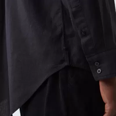 Camisa preta de manga comprida com botão no punho