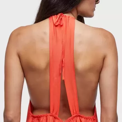 Vestido laranja feminino com costas abertas e alças finas.