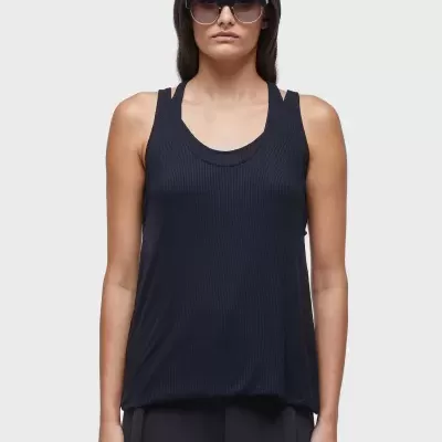 Regata preta canelada feminina com decote redondo e óculos escuros pretos em fundo branco