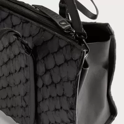 Mala de mão preta com padrão texturizado e alças de couro