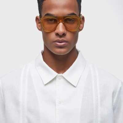 Homem com óculos de sol amarelos e camisa branca