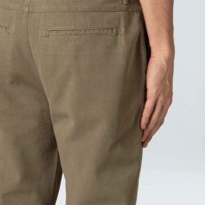 Calças verde-oliva de algodão com bolsos traseiros e passantes para cinto