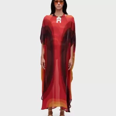 Vestido longo fluído com padrão geométrico vermelho e laranja