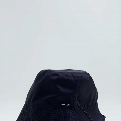 Chapéu tipo pescador azul escuro com cordão e palavra OSKLEN