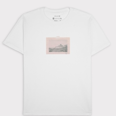 T-shirt branca com estampa de paisagem central com moldura rosa-claro. Etiqueta interior visível.
