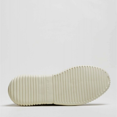 Sola de calçado creme com padrão riscado e palavra SISTOLO