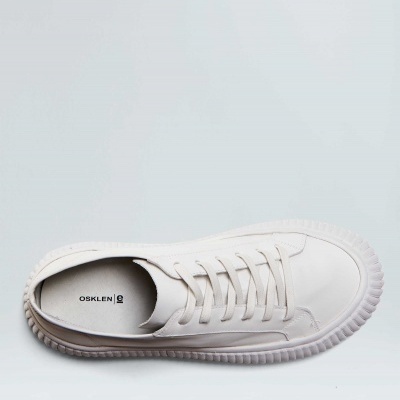 Sapatilha branca da marca Osklen vista de cima sobre fundo cinza claro