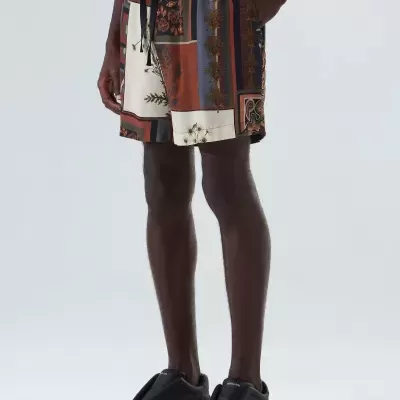 Calções masculinos com estampado patchwork e cordão