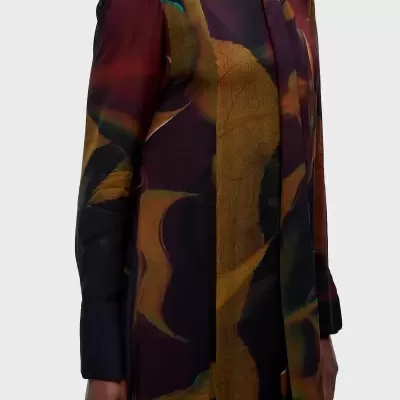 Casaco comprido com padrão abstrato em tons escuros e bege, tecido leve e mangas compridas