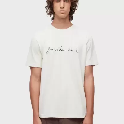 T-shirt branca com texto 'Brazilian Soul' usado por modelo masculino