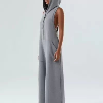 Macacão feminino cinzento com capuz e pernas largas em tecido de malha.