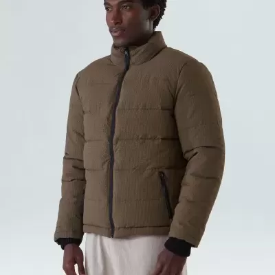 Casaco acolchoado castanho com fechos pretos num modelo em fundo branco