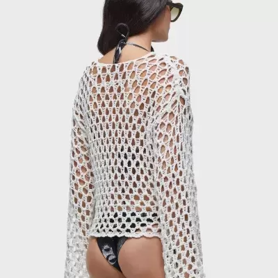 Camisola branca de malha larga com mangas compridas vista de costas