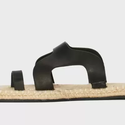 Sandália rasteira com sola de palha e tiras pretas