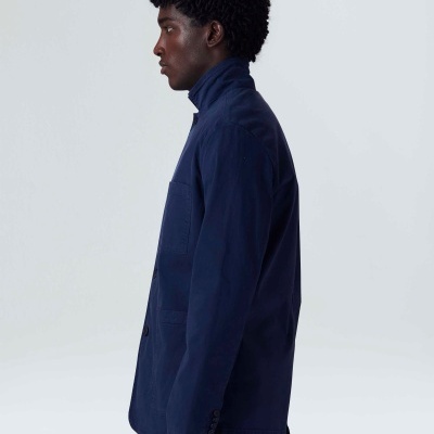 Homem com casaco azul escuro de colarinho alto