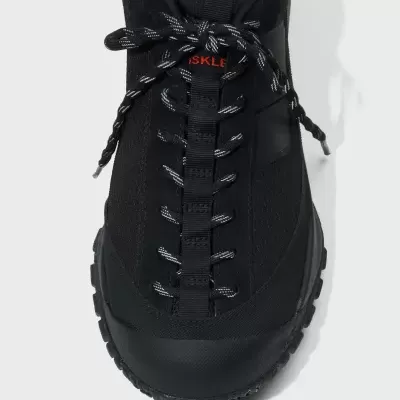 Tênis desportivo preto com detalhes em preto e branco visto de cima