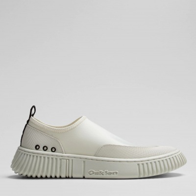 Ténis branco sem atacadores com sola grossa e detalhes pretos, marca Osklen
