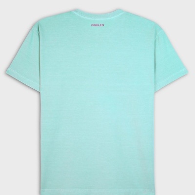 T-shirt verde água de manga curta com texto OSKLEN na parte de trás