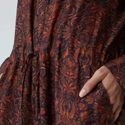 vestido com padrão floral castanho e vermelho com bolso e cordão ajustável na cintura