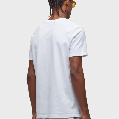 Homem de costas com camiseta branca e óculos amarelos