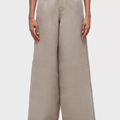 Calças largas bege com bainha desfiada vistas da frente