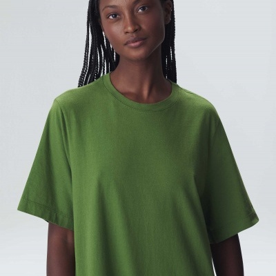Mulher com t-shirt verde de algodão de manga curta e gola redonda