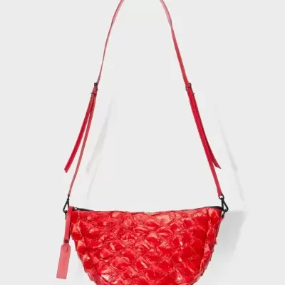 Bolsa vermelha com textura em tom coral e alça fina ajustável