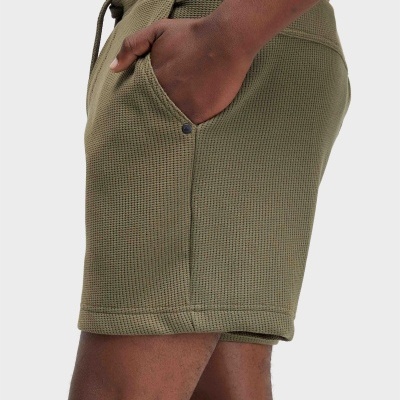 Shorts verde caqui com textura waffle e bolso lateral