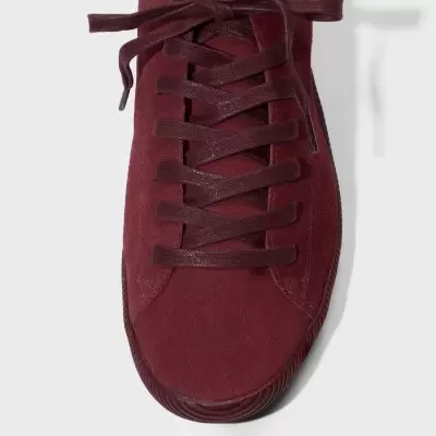 Tênis masculino vermelho vinho em camurça com atacadores e sola da mesma cor